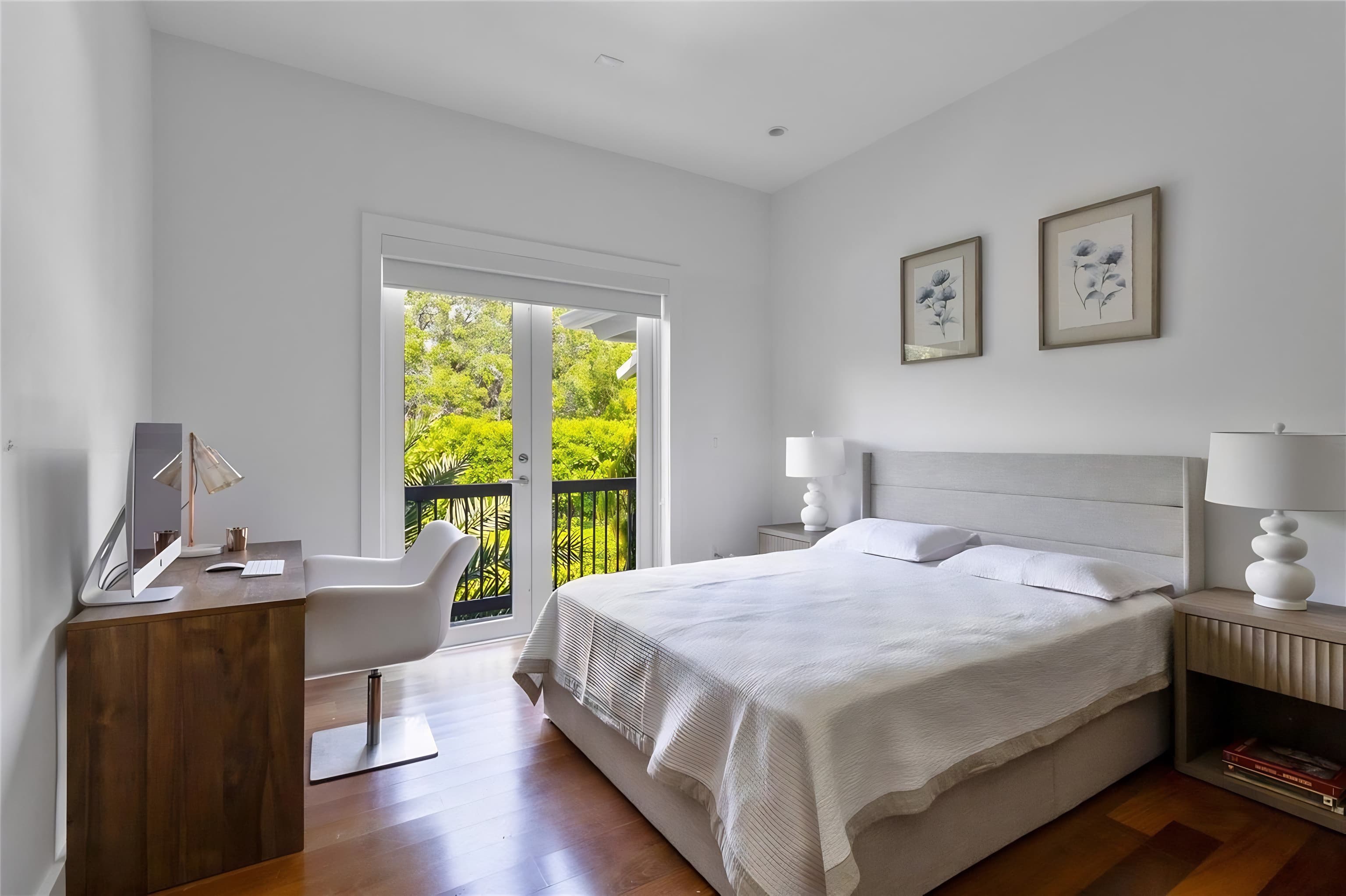 Quarto principal com luz natural e vista para o jardim — Residência Miami, Florida