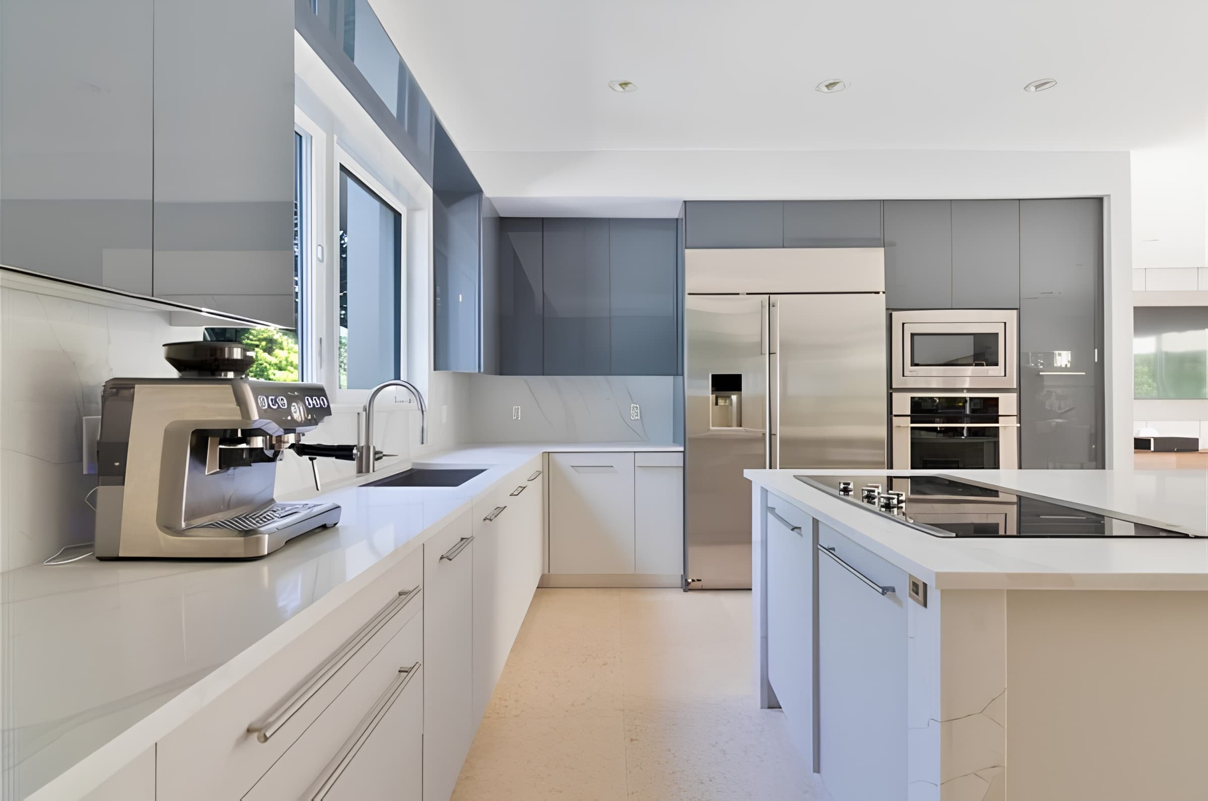 Cozinha com ilha central e armários em cinza — Residência Miami, Florida