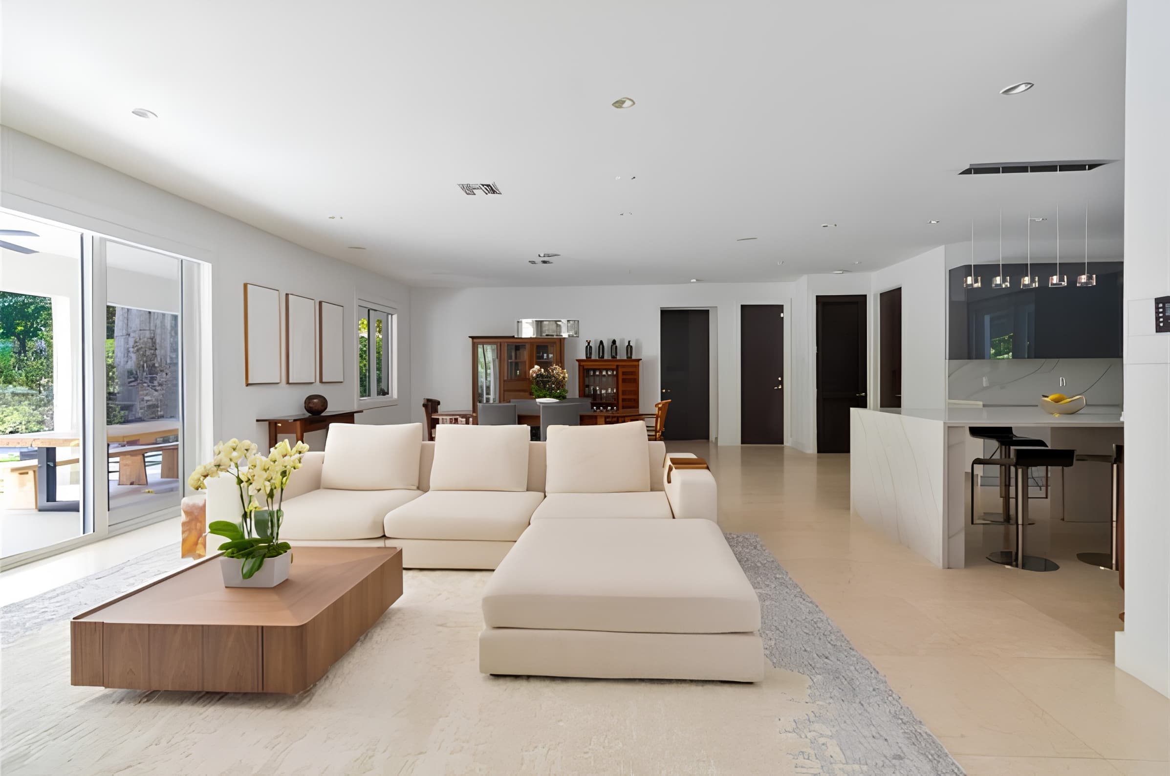 Sala de estar integrada com vista para o jardim — Residência Miami, Florida