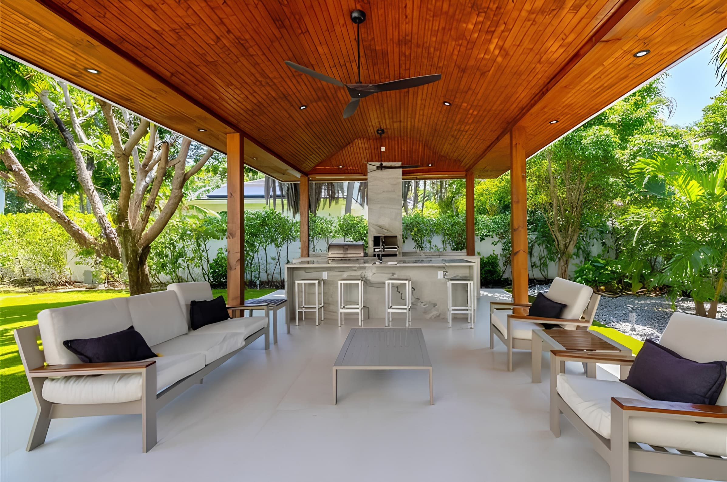 Espaço gourmet coberto com mobiliário em teca — Residência Miami, Florida