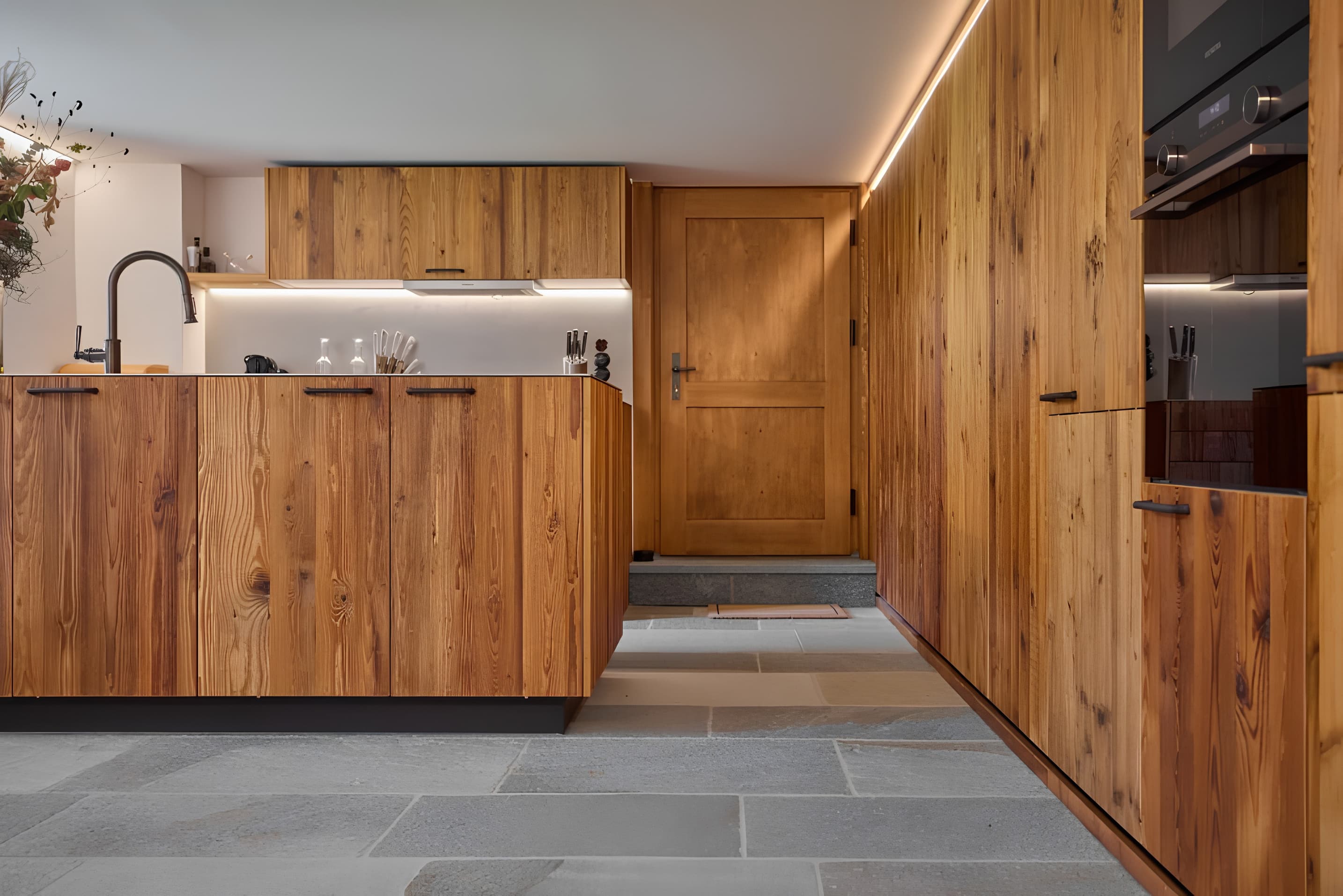 Cozinha completa em madeira com piso em pedra — Villa Ulrich, Montafon